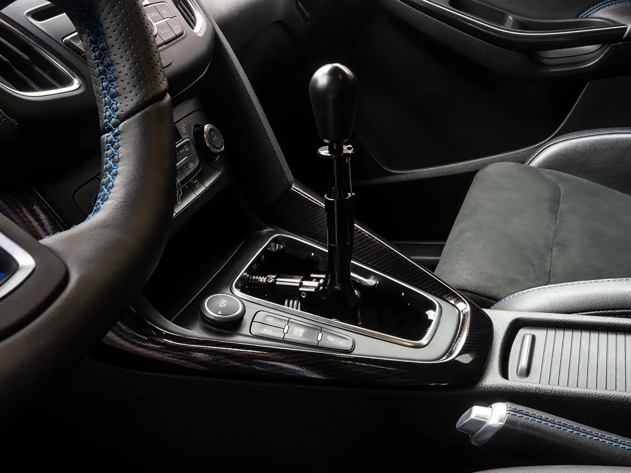 Foto eines eingebauten, schwarz eloxierten CAE Short Shifters in einem sportlichen Ford Focus MK3