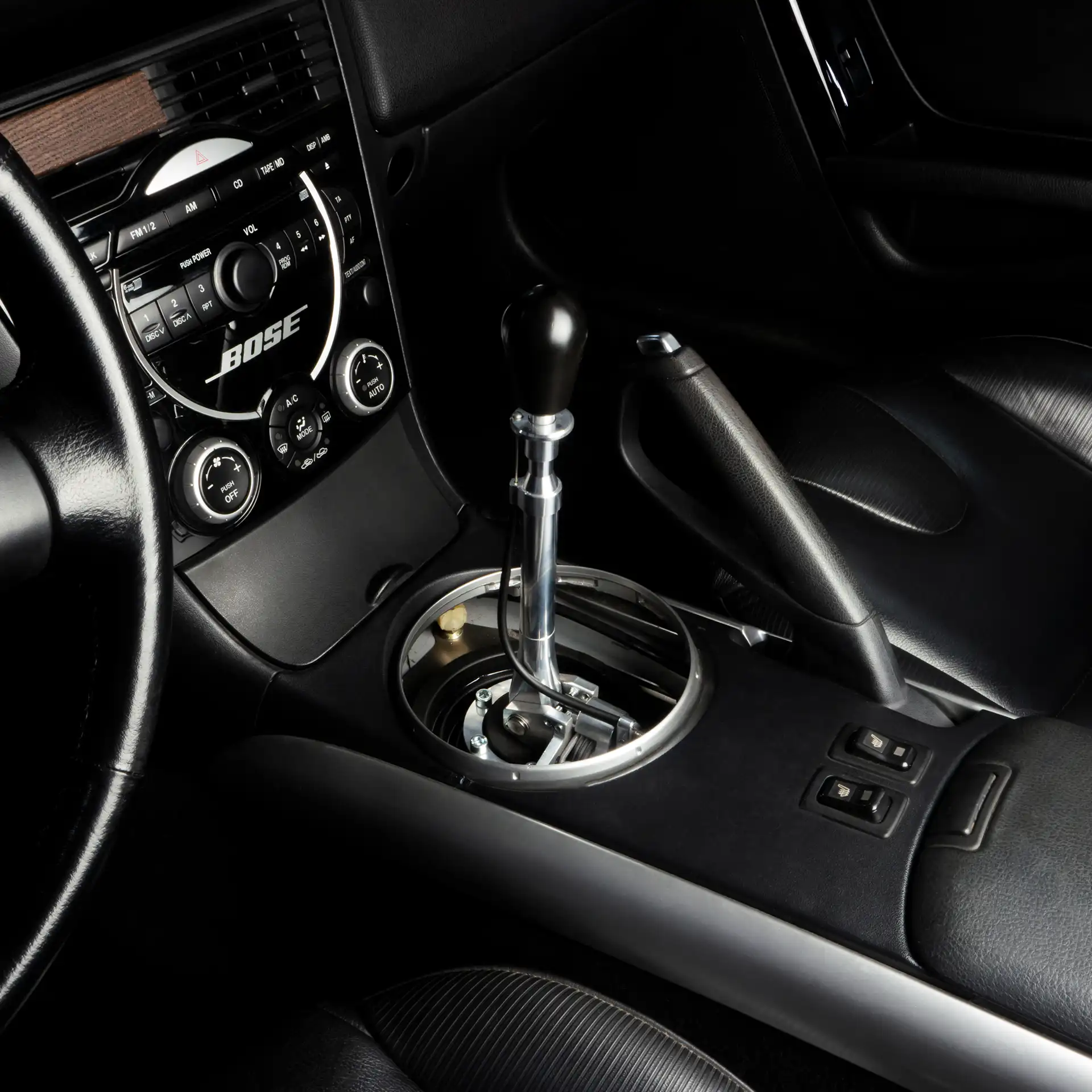 Nahaufnahme eines CAE Ultra Shifters im sportlichen Fahrzeugcockpit eines 
Mazda RX-8.