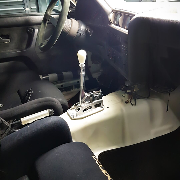 Aluminium CAE Shifter in einem BMW E36 auf der weißen Mittelkonsole verbaut