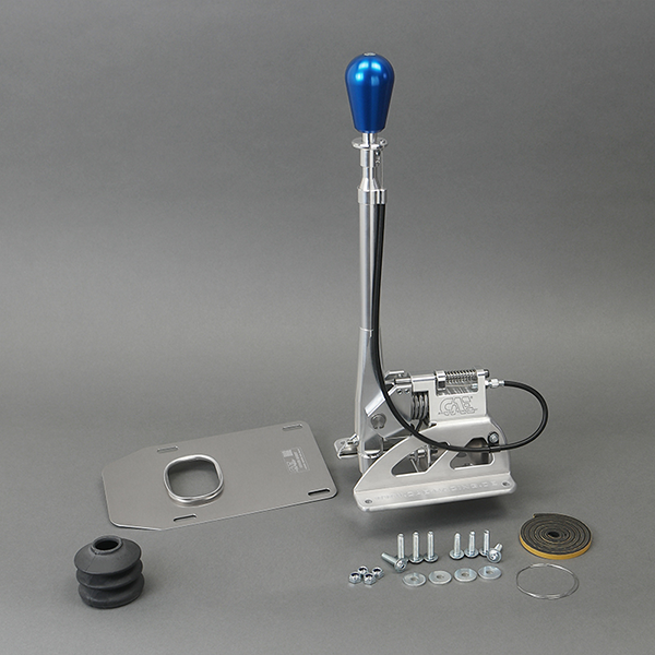 CAE Shifter 10023 in unbeschitetem Aluminium mit Zubehör auf grauem Hintergund