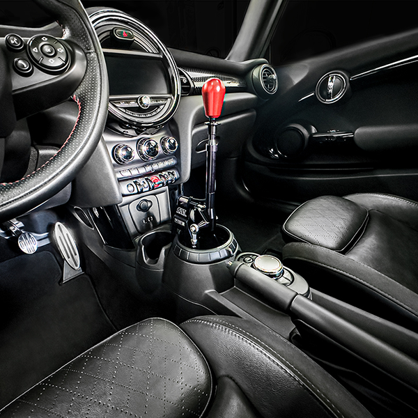 CAE Shifter eingebaut in einem Mini Cooper. Dunkle Innenausstatung mit starken HDR Kontrasten