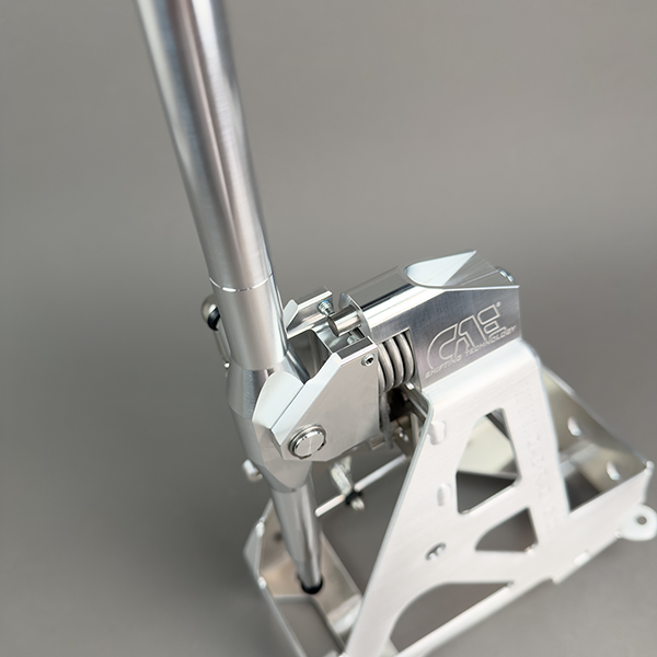 CAE Shifter in unbeschichtetem Aluminium fotografiert auf grauem Hintergrund